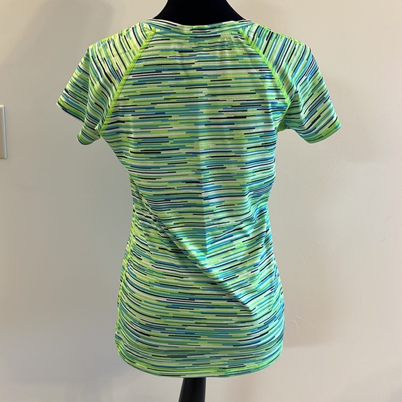 Under armor size Small heat gear women’s fitted workout V-neck blue/green design - Picture 3 of 4